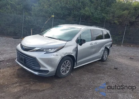 2021 Toyota Sienna Le z USA, uszkodzony, nr VIN 5TDKRKEC2MS033629